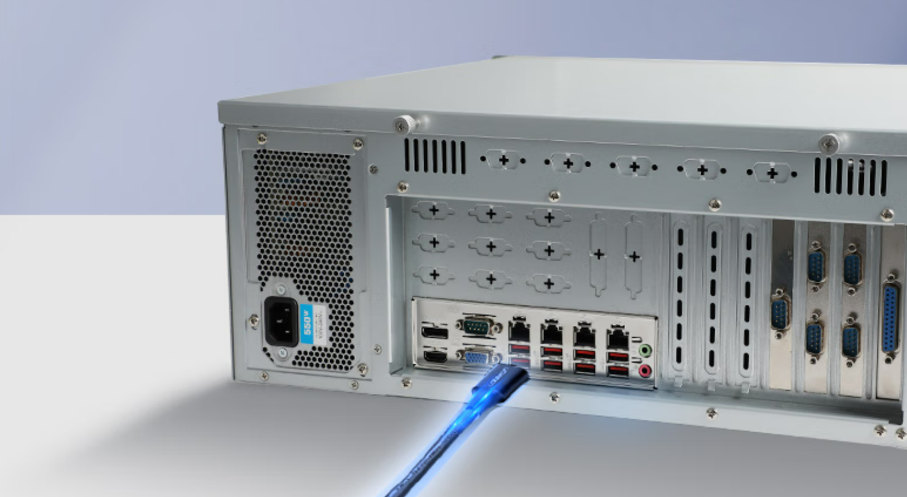 該設(shè)備板載7個PCIe插槽——1個PCIe*16（Gen15）或2個PCIe*8（Gen5），1個PCIe*1，4個PCI*4。