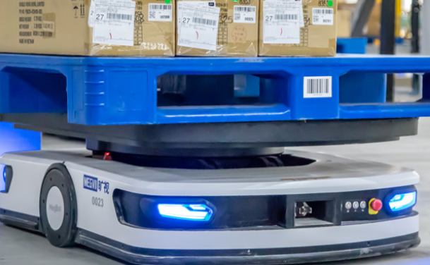 AMR作為一種具有自主感知、路徑規(guī)劃和避障等核心技術(shù)的移動機(jī)器人技術(shù)，它們能夠在不同的環(huán)境中自主移動并執(zhí)行各種任務(wù)。