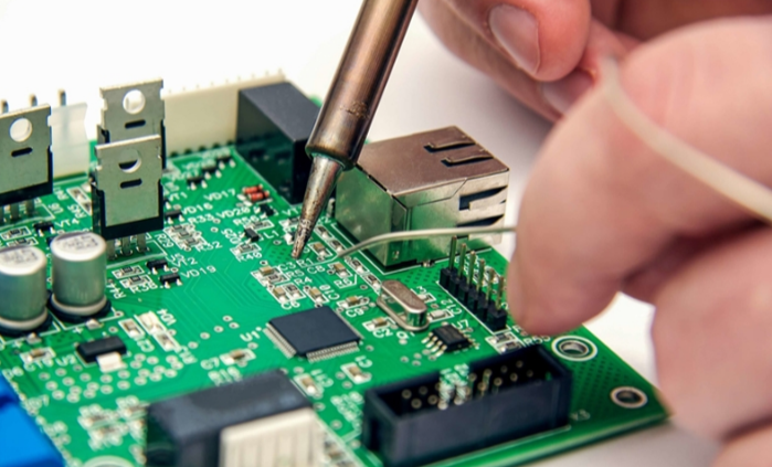 工控機(jī)還可以與其他設(shè)備進(jìn)行通信，實(shí)現(xiàn)數(shù)據(jù)共享和遠(yuǎn)程監(jiān)控，提高了電子電路研發(fā)的效率和可靠性。